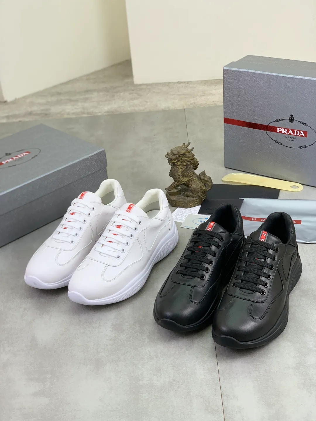 Men's Men's Shoes 💰P520 💰【New Style】 The latest model of high-quality PRADA classic men's shoes has been launched on the official website with a 1:1 replica, synchronized in Hong Kong counters, and on the same catwalk; all made of calfskin ➕Imported cowhide lining, 🍡🍡rubber The original outsole is 1:1 non-slip and wear-resistant; comfortable to wear, attractive in style, fine in workmanship, and equipped with a simple and neat shoe last, showing a man's boldness and toughness, 👍size 38 to 44 (45 can be customized) black White color🉑️choose